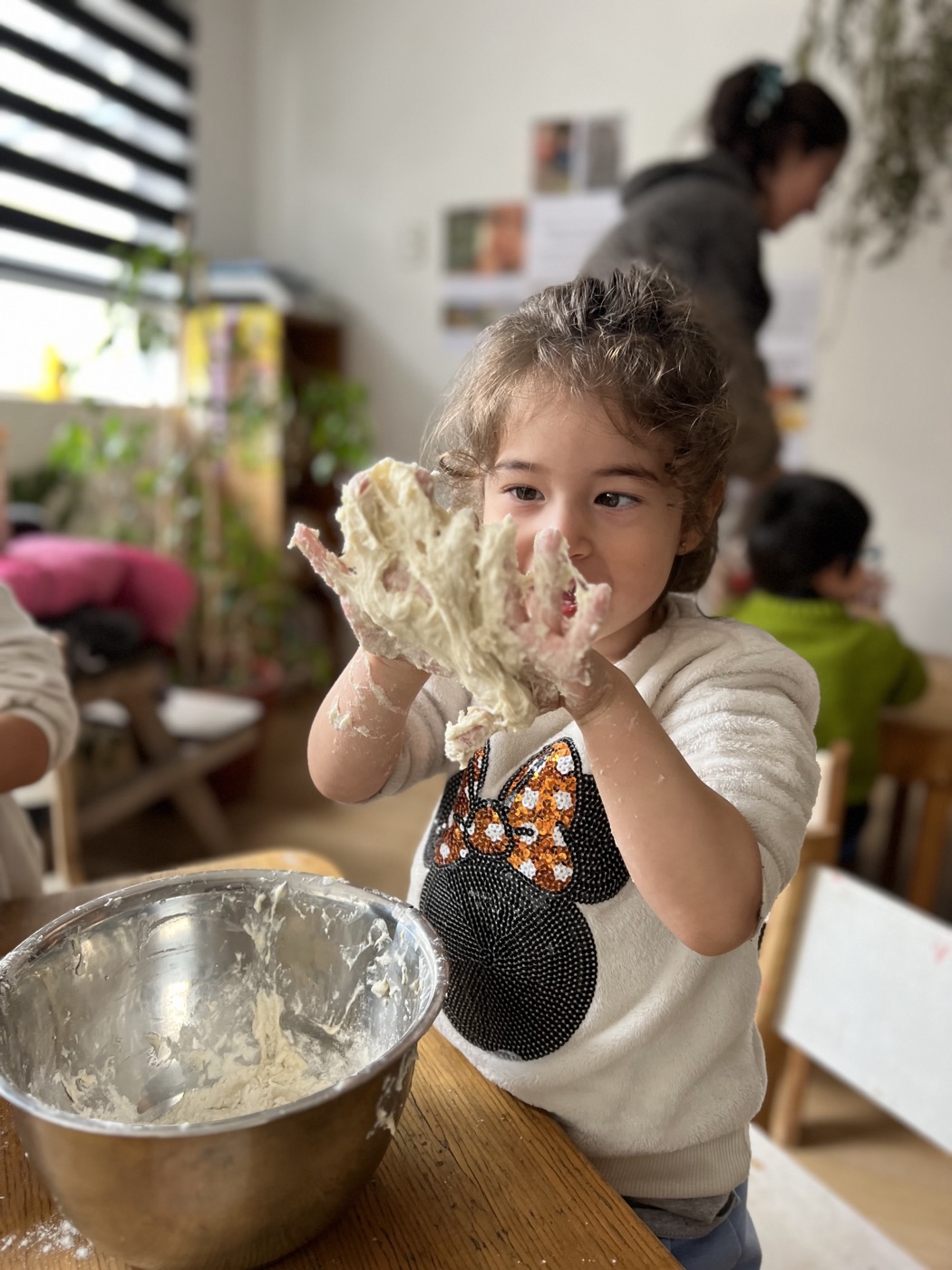 Niña amasando en el atelier de gusto y cocina de Bianca Stella