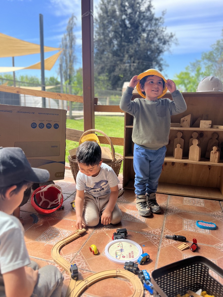 Niños construyendo con piezas de madera en la terraza cubierta