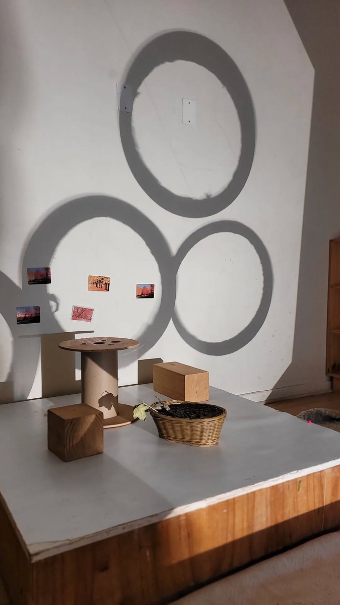 Atelier de luz y sombra preparado con materiales para explorar