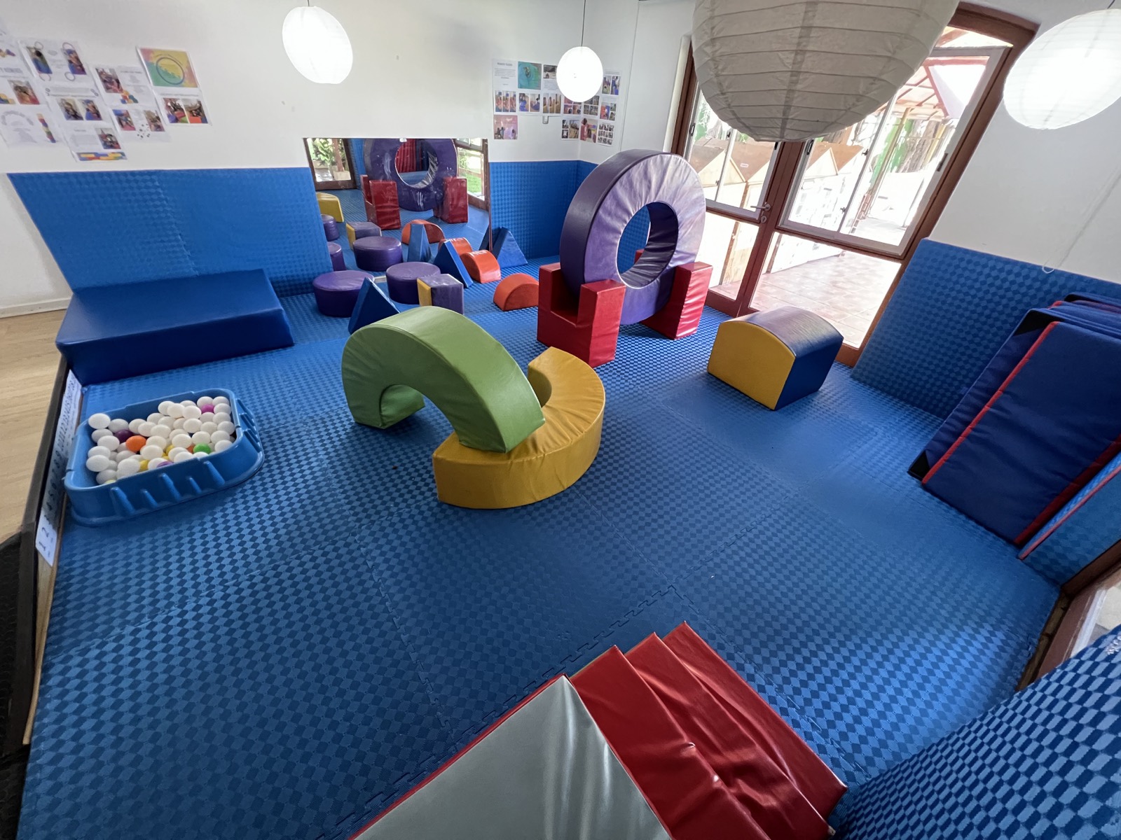 Sala de Movimiento de Bianca Stella, con colchonetas y módulos de psicomotricidad